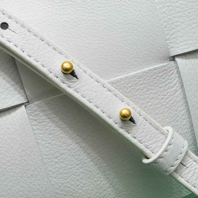 Batch 1420 BV Candy Arco super mini tote bag. The size of a mobile phone 😋 can only hold cuteness 🥰 I have always been fond of tote bags because it has no complicated design, is simple and neat, and can be easily matched with daily clothes. Key points, key points! It is equipped with a detachable shoulder strap, so you can match your different looks. It is full of texture. Size: 20*7*13 Style number: 9895#